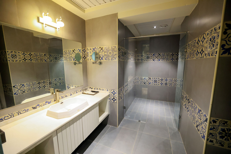 Bathroom 5, AJ Grand Hotel, Dakshina Kannada