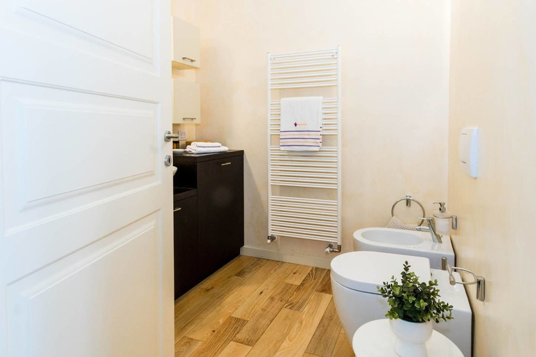 Bathroom 3, JOIVY Stylish Flat w/ Garden, Como