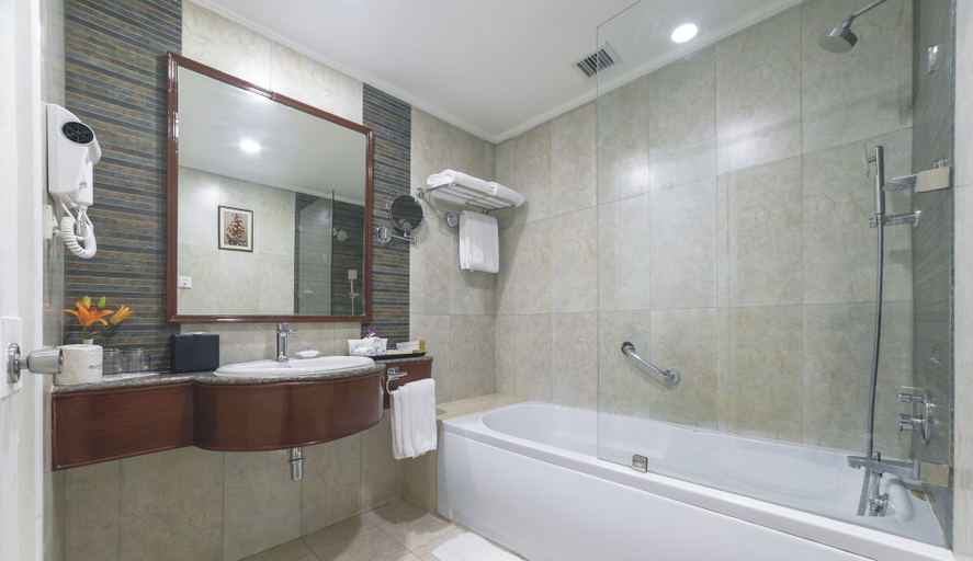 Bathroom 4, Hotel Clarks Shiraz, Agra