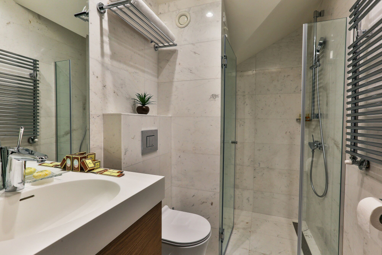 Bathroom 5, Hotel California by Aycon