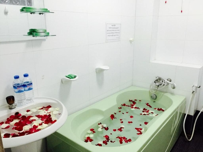Bathroom, Summer Palace Hotel, Yangon