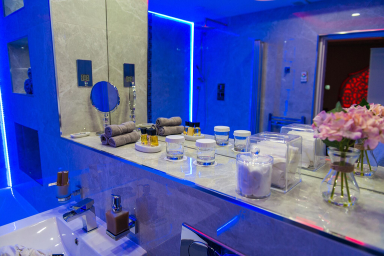 Food & Drinks 4, Velmora Suites, Kirklees