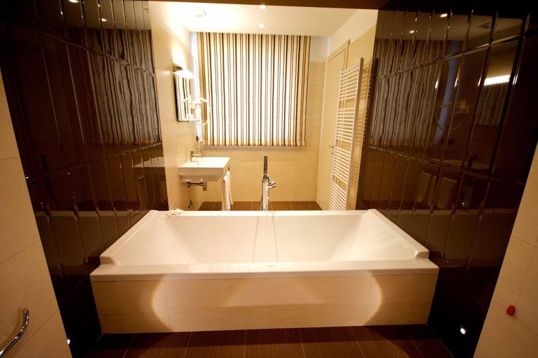 Bathroom 5, San Valentino Hotel, Bergamo