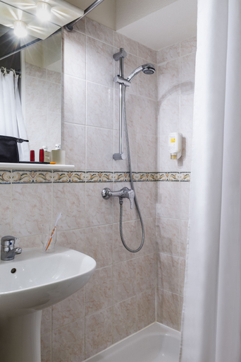 Bathroom 5, Aparthotel Adagio Access Nice Garibaldi, Alpes-Maritimes