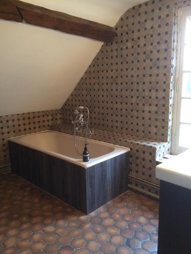 Bathroom 5, Rouge Maison, Eure