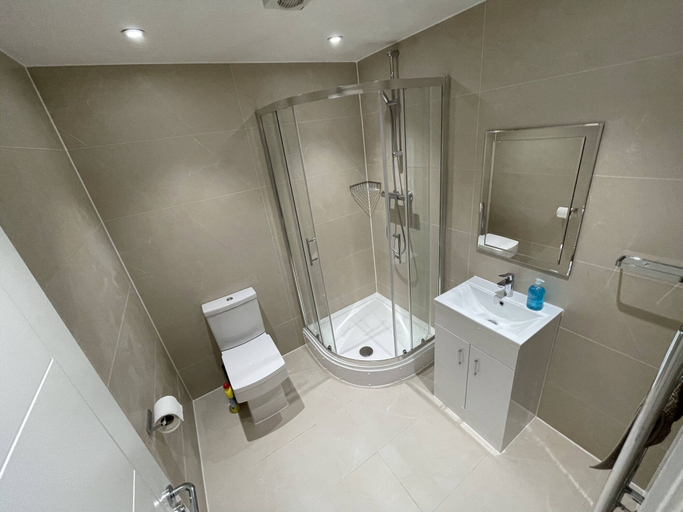 Bathroom, London Dagenham Apartments, London