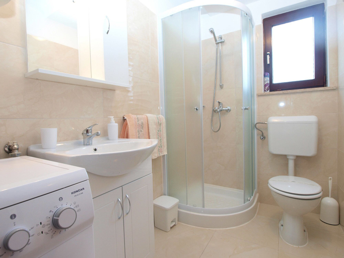 Bathroom 3, Apartment 604, Pula