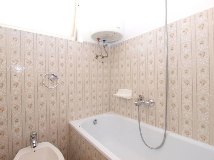 Bathroom 4, House 1201, Medulin