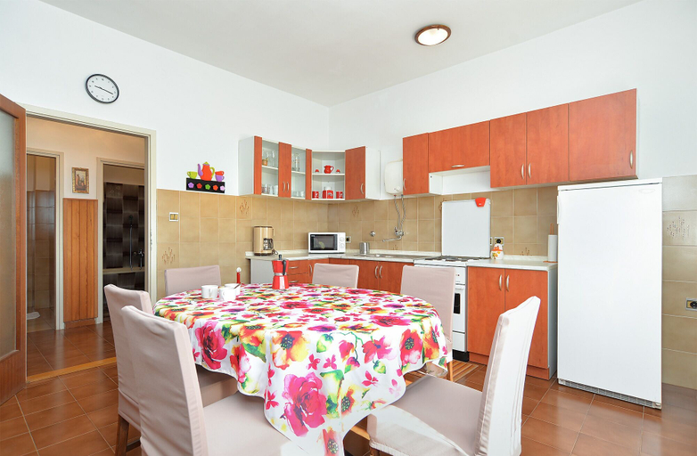 Others 4, Apartment 1947, Fažana