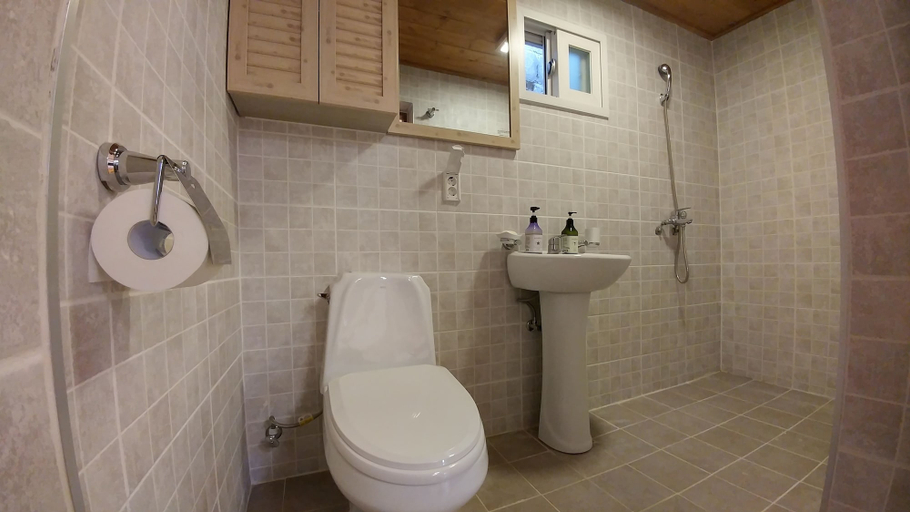 Bathroom 3, So Hyeon Dang Hanok Guesthouse, Jongno