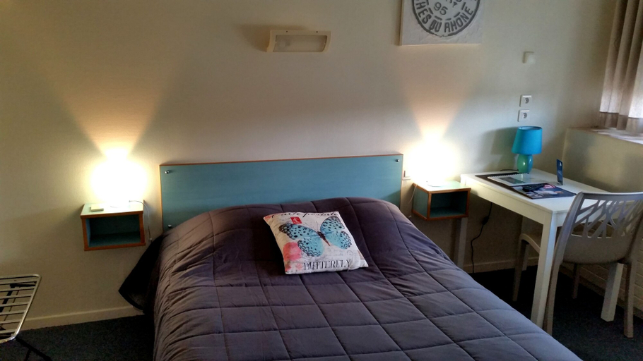 Bedroom 3, Logis Hotel La Promenade, Indre
