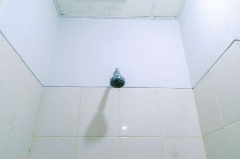 Bathroom 2, Nice and Comfy Studio Room at Serpong Greenview Apartment, Tangerang Selatan