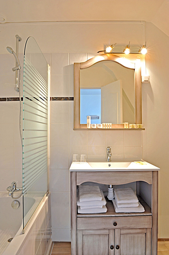 Bathroom 4, Logis Hotel La Promenade, Indre