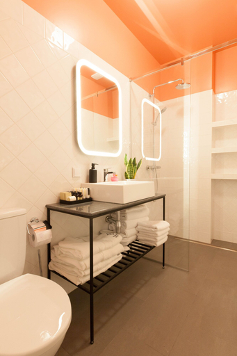 Bathroom 4, The Embassy Bar & Suites, Stolichna