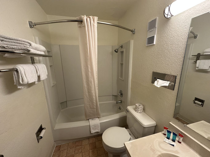Bathroom 3, Simple Rewards Inn, Lincoln