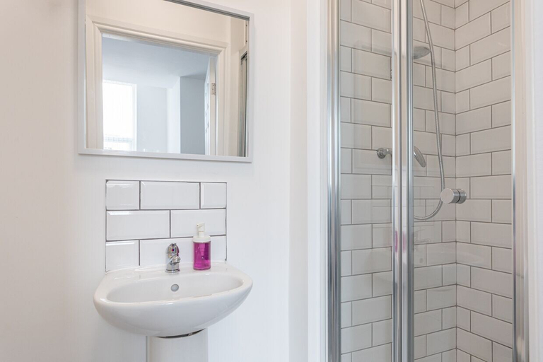 Bathroom 4, Dusties Hotel, Rotherham