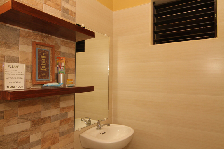 Bathroom 4, Charo's Dormitel, Dumaguete City