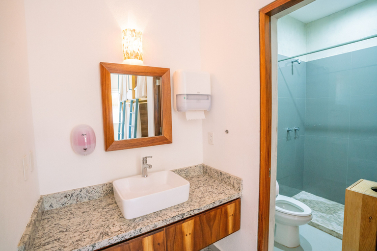 Bathroom 4, Viajero Sayulita Hostel, Compostela