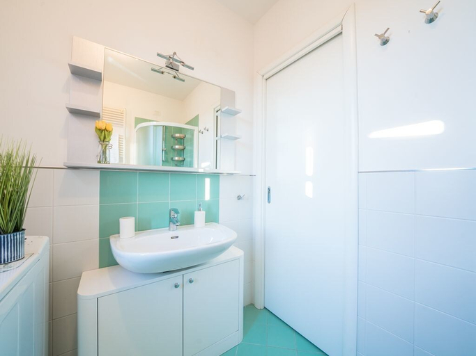 Bathroom sink 2, Bright Apartments Sirmione - Julia Giardino, Brescia