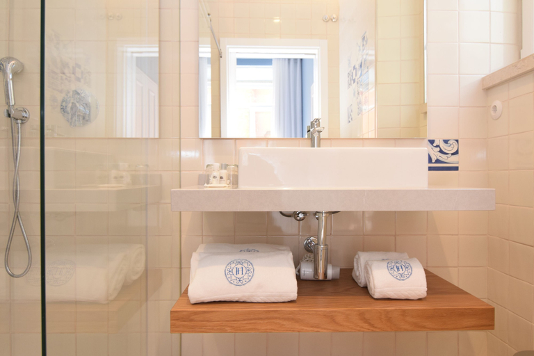 Bathroom 4, Hotel Florescente, Lisbon