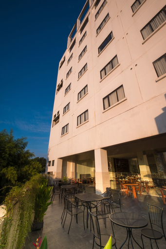 Exterior & Views 17
