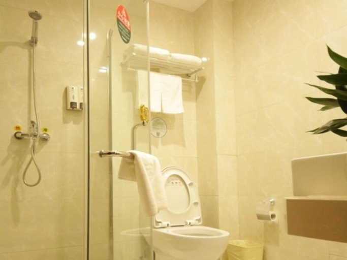 Bathroom 3, GreenTree Inn YangZhou West KaiFa Road Baolong Square Express Hotel, Yangzhou