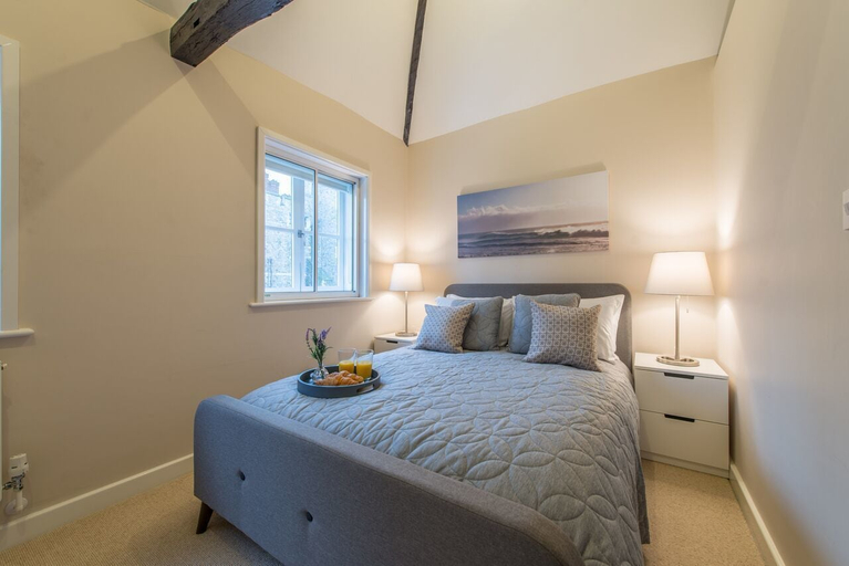 Bedroom 2, Central Apartment Facing Windsor Castle, Slough