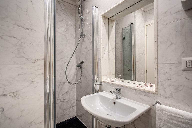 Bathroom 4, Hotel San Silvestro, Rome