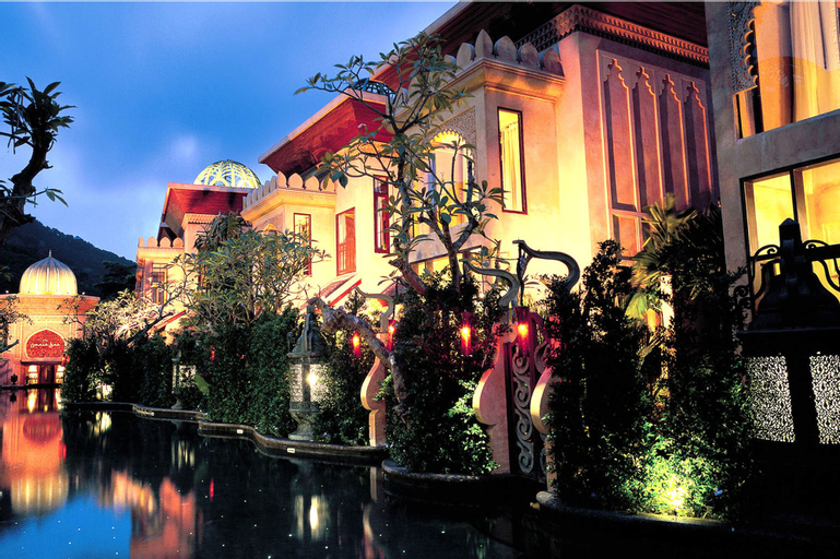 Exterior & Views