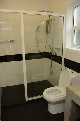 Bathroom 4, Hotel Tobiko, Trincomalee Town and Gravets