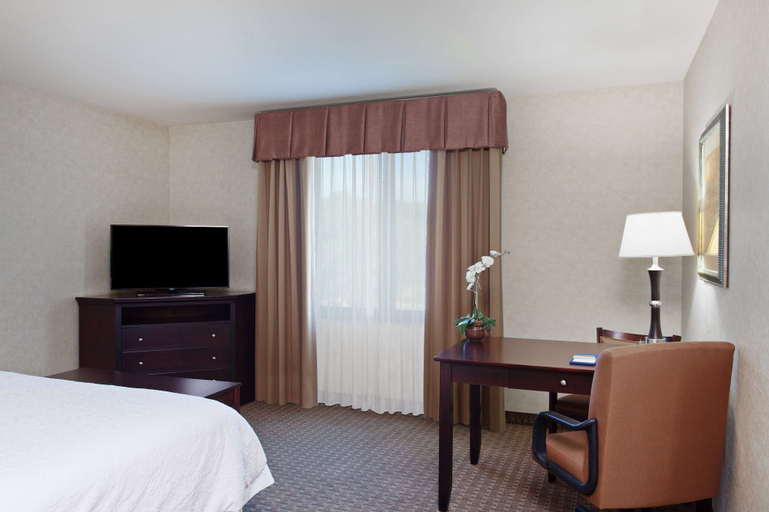 Bedroom 4, Hampton Inn & Suites Oakland Airport-Alameda, Alameda