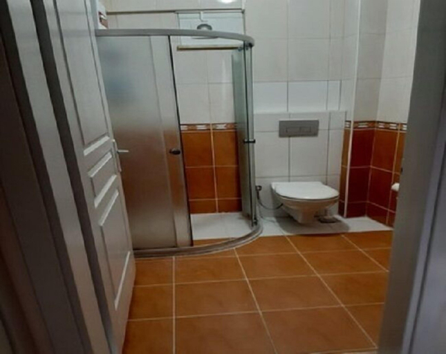 Bathroom, Moonhouse Apartments, Ula