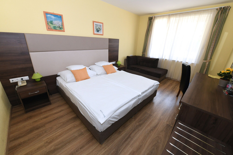 Bedroom 3, Hotel Jade - Ezüsthíd Hotel, Veszprém