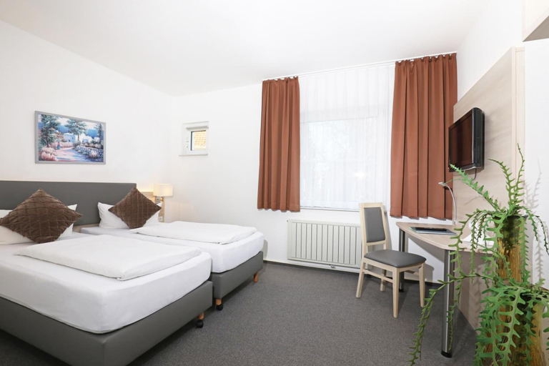 Bedroom 3, Hotel & Restaurant 5 Linden, Mansfeld-Südharz