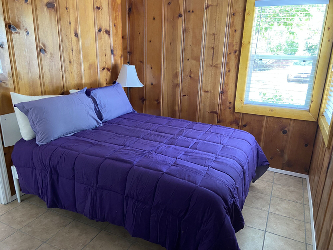 Bedroom 3, Clearlake Cabins, Lake