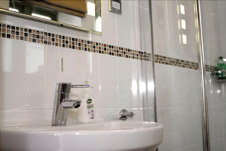 Bathroom 4, England's Gate and Coachhouse, Herefordshire