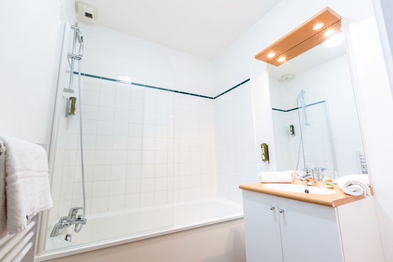 Bathroom 5, Cerise Nantes Atlantis, Loire-Atlantique