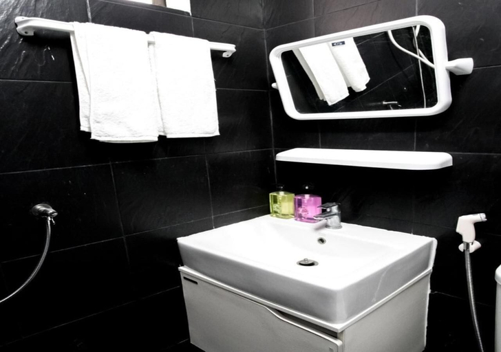 Bathroom 4, RoomQuest Bangkok Ratchada, Huai Kwang