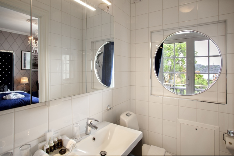 Bathroom 3, Hotel Wassilioff - Unike Hoteller, Larvik