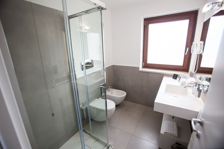 Bathroom 5, Hotel Monte Sarago, Brindisi