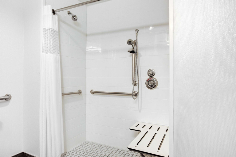 Bathroom 5, Hampton Inn & Suites Manchester, Coffee