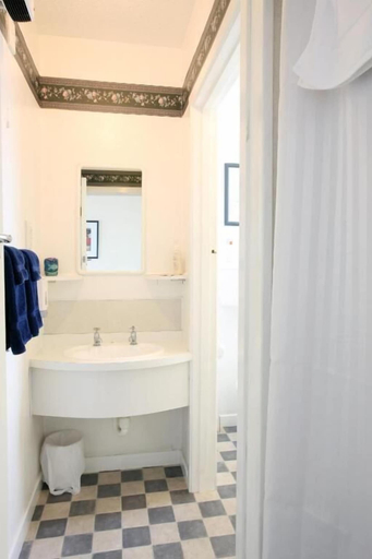 Bathroom 3, Queens Park Motels, Invercargill