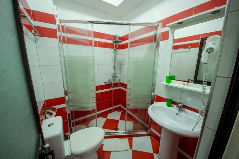 Bathroom, Kadrisa Hotel, Durrësit