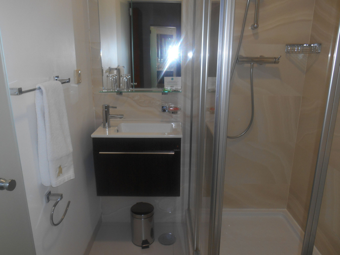 Bathroom 4, Hotel Ritz Capital, Ingombota