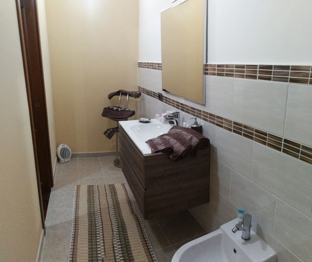 Bathroom 5, Giosa, Syracuse