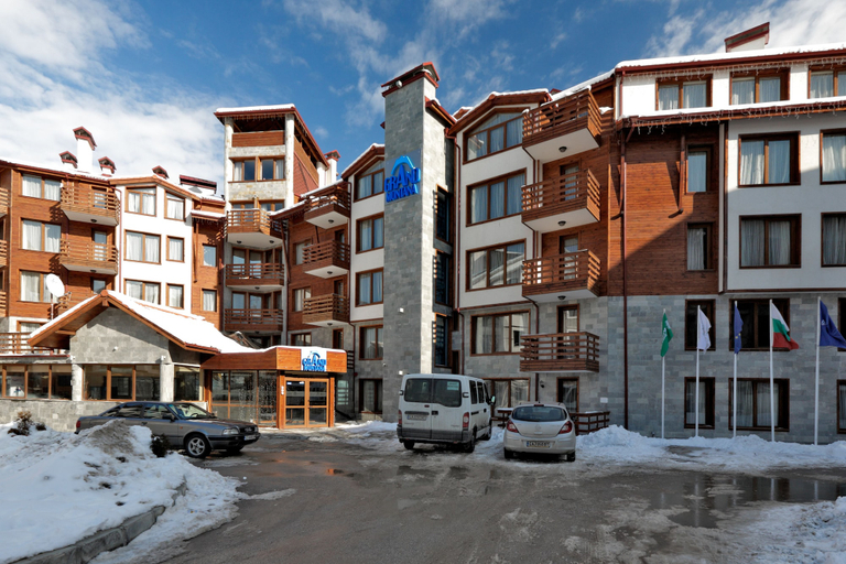 Exterior & Views