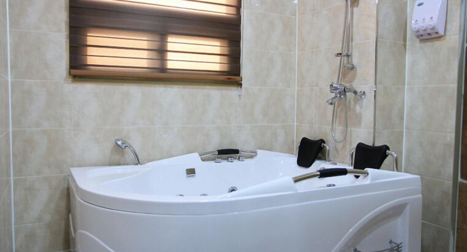 Bathroom 3, Mali Hotel & Resort, Taean