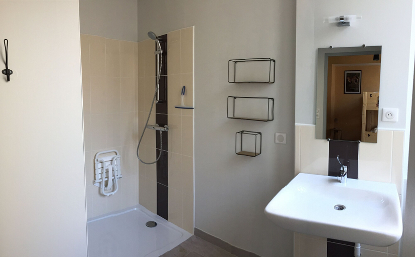Bathroom 5, L'auberge de Treigny - Hostel, Yonne