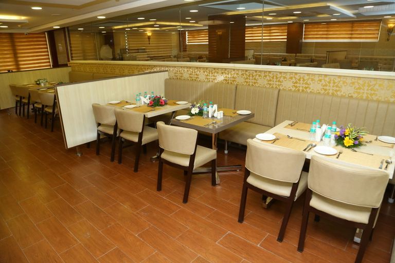 Food & Drinks 4, Raaj Bhaavan Clarks Inn Chennai, Kancheepuram