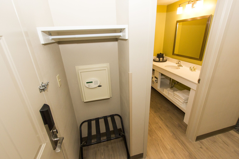 Bathroom 4, Cedar Point's Express Hotel, Erie